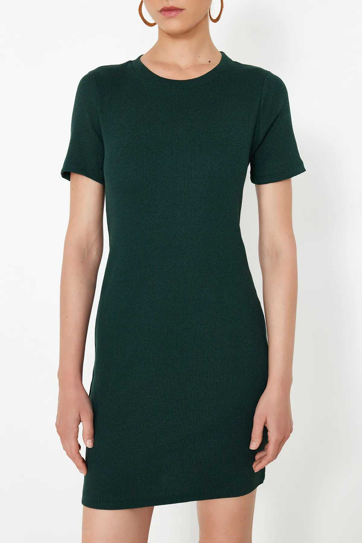 Trendyol Collection  Smaragdgrünes, figurbetontes Mini-Bleistiftkleid aus geripptem Strick mit Rundhalsausschnitt TWOSS19AD0053