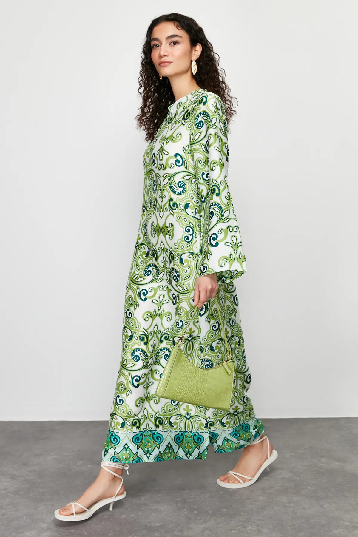 Trendyol Modest  Grünes Abendkleid mit Ethnomuster und Satinoberfläche TCTSS23DB00028