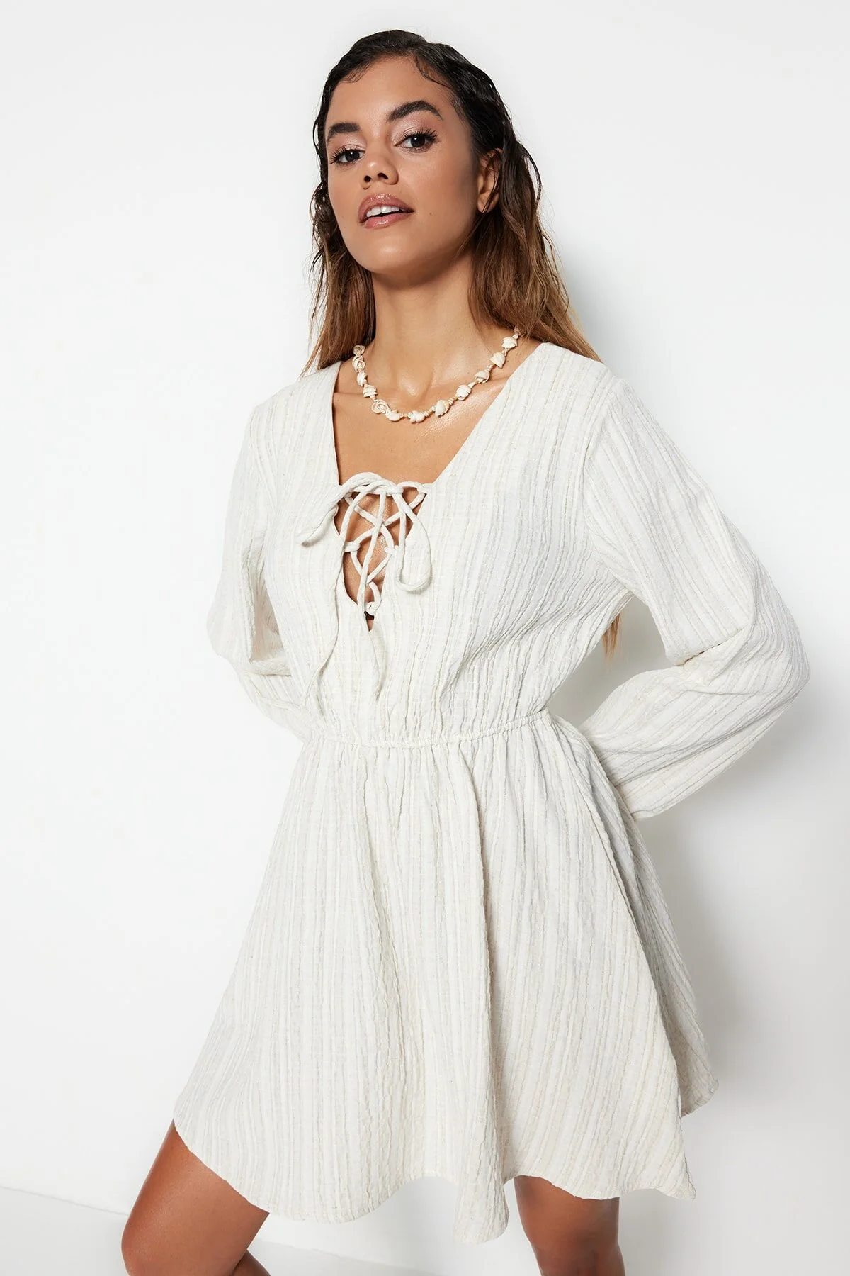 Trendyol Collection  Ecrufarbenes Mini-Strandkleid aus gewebtem, gebundenem Leinengemisch TBESS23EL00103