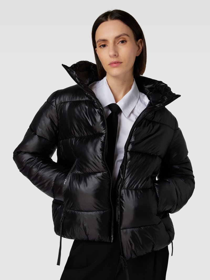 Steppjacke mit Label-Reißverschluss in schwarz