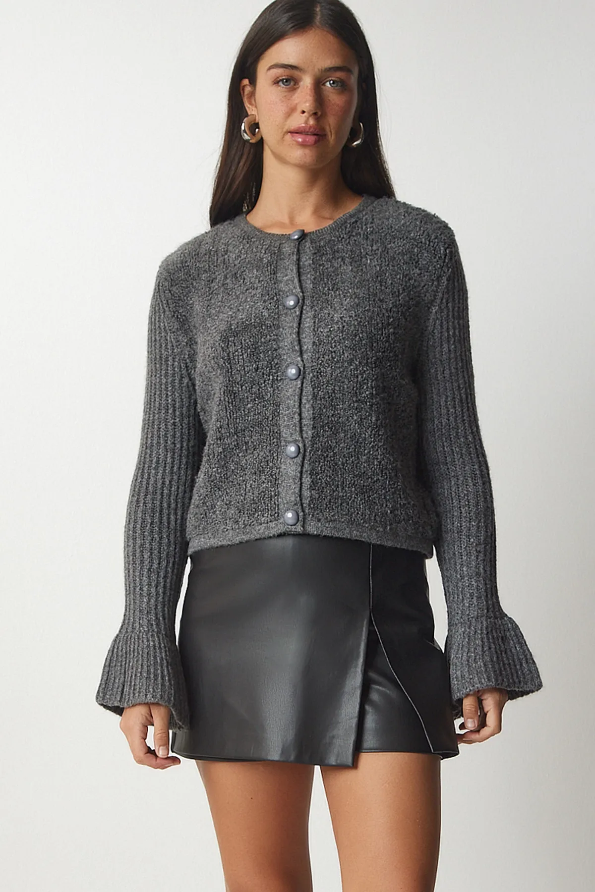 Happiness İstanbul  Graue Bouclé-Strickjacke mit Knöpfen für Damen YY00152