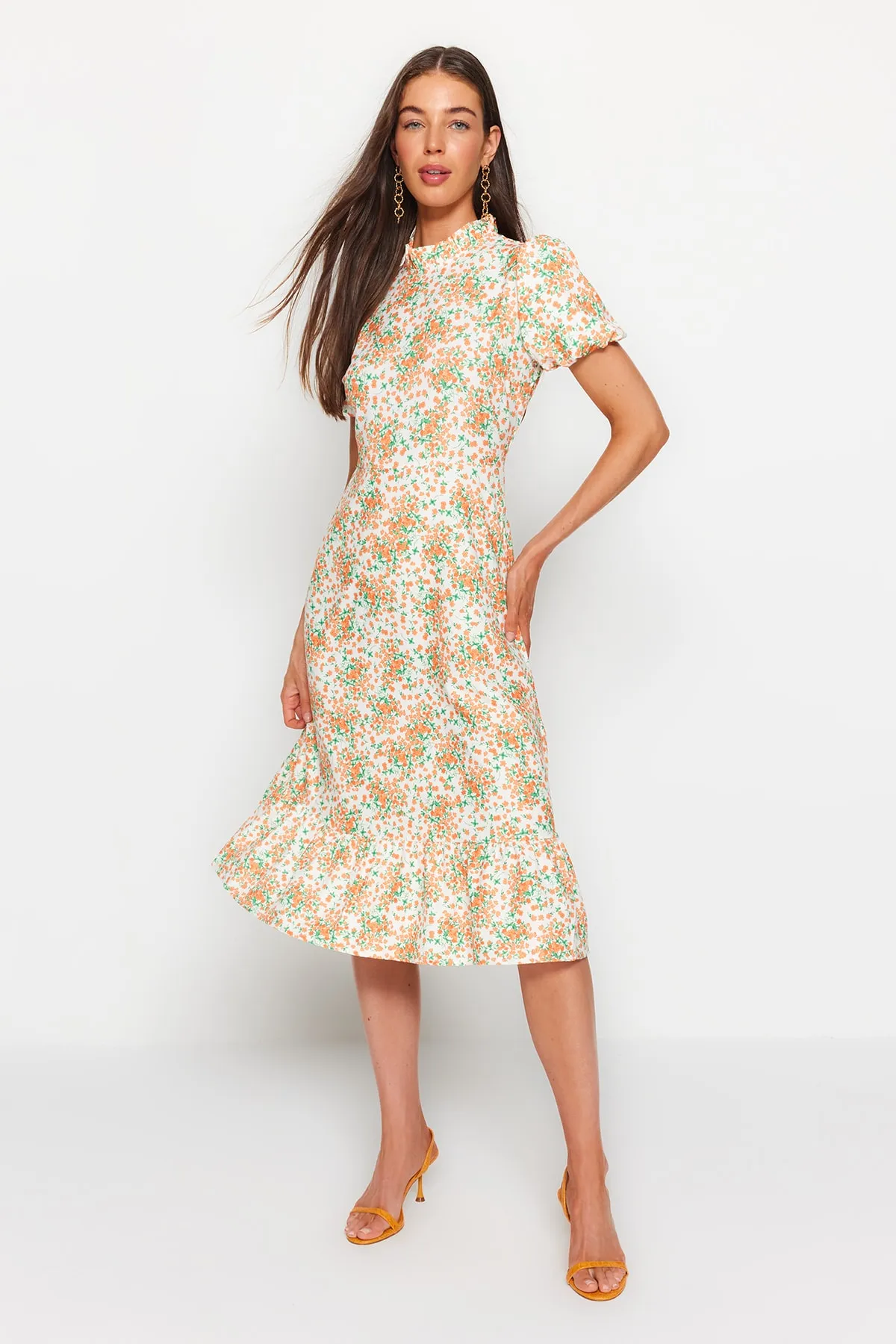 Trendyol Collection  Ecrufarbenes A-Linien-Midikleid mit Blumenmuster TWOSS20EL0894