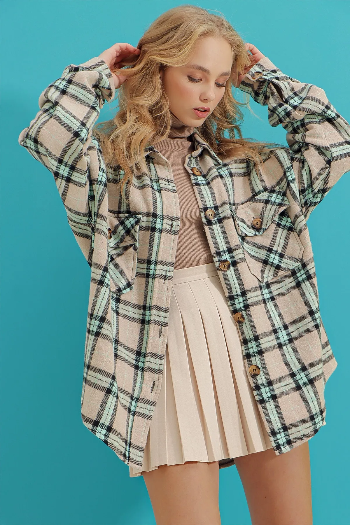 Trend Alaçatı Stili  Damen Dunkelbeige kariertes gemustertes Augenbrauen-Übergröße-Safarijacke-Hemd aus Baumwolle ALC-X7142