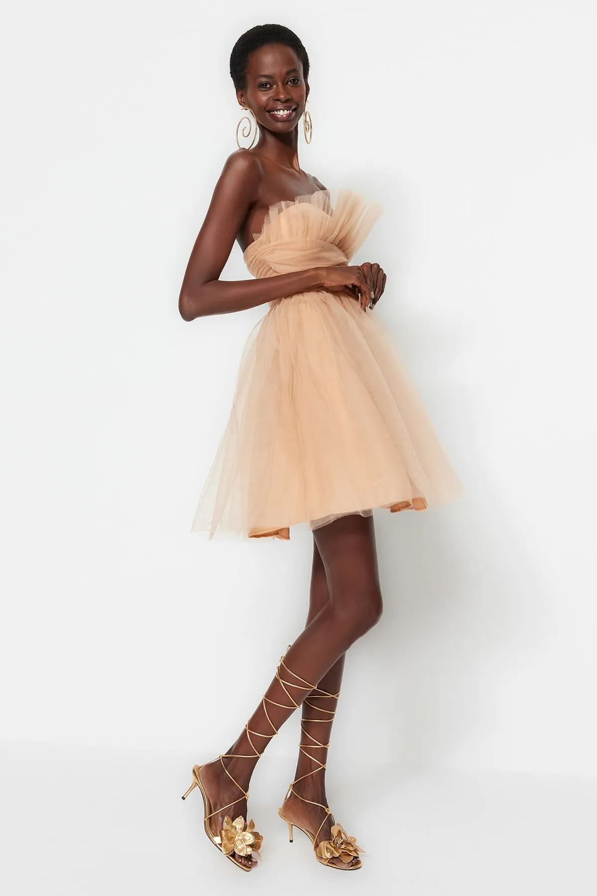 Trendyol Collection  Beiges Abendkleid mit offener Taille und Skater-Futter aus Tüll TPRSS23EL00343