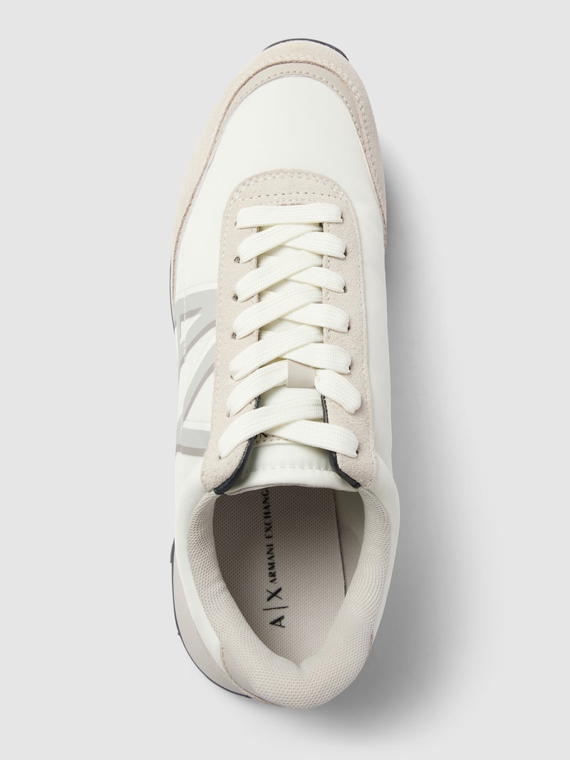 Sneaker mit Label-Detail in offwhite