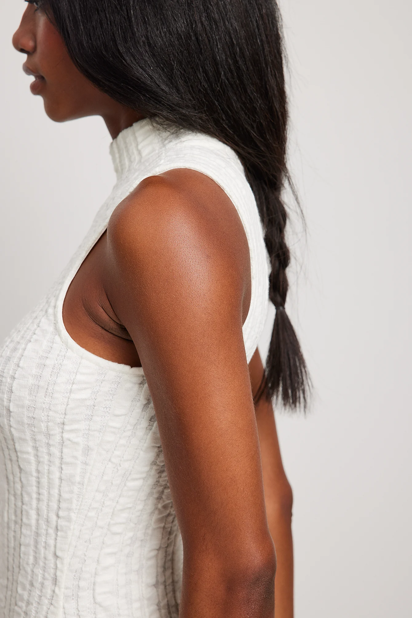 Strukturiertes Midikleid mit Schlitzdetail