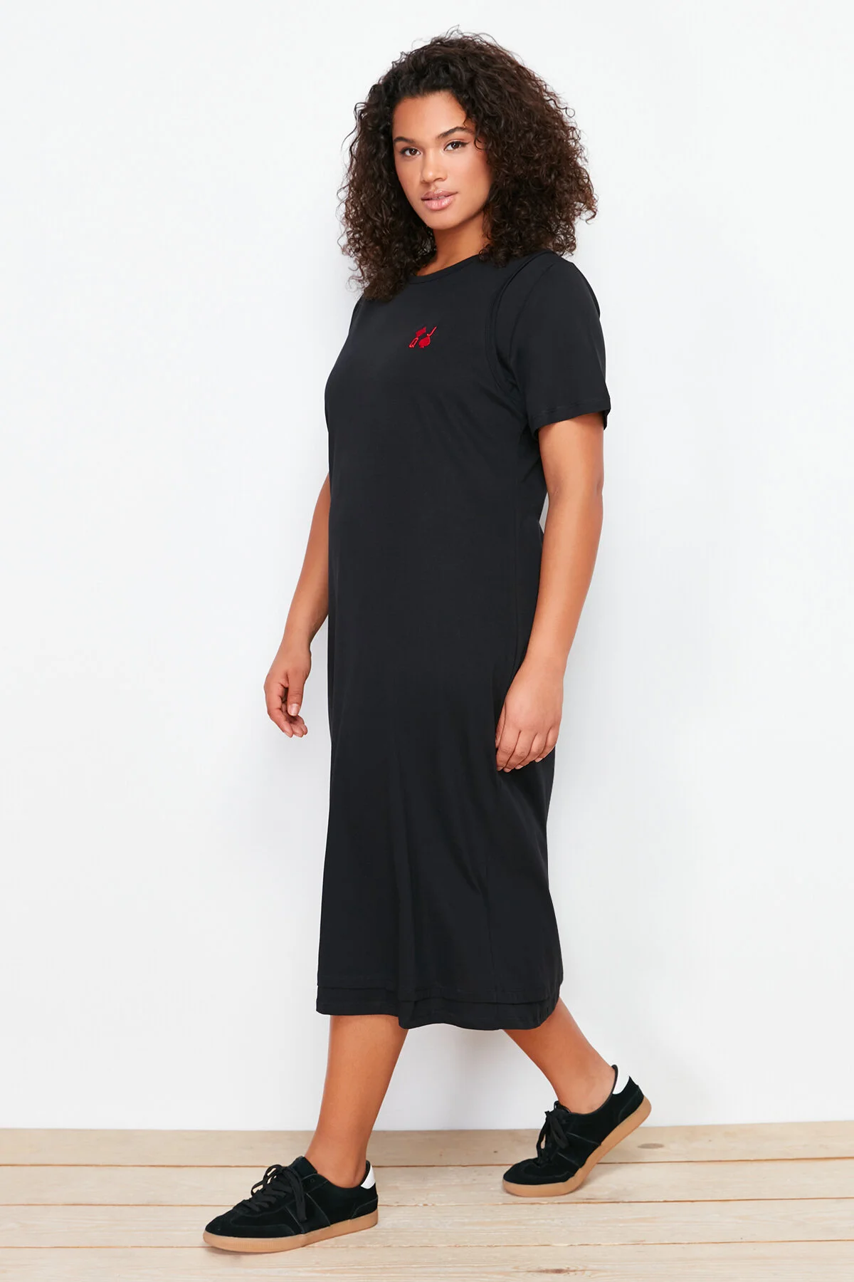 Trendyol Curve  Schwarzes gestricktes T-Shirt-Kleid mit Stickerei und detaillierten Details TBBSS24AH00084
