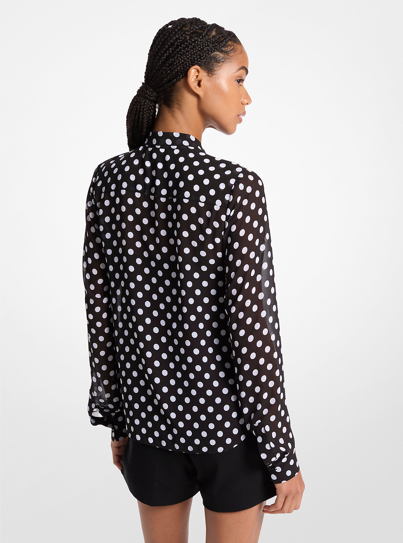Prikkete Georgette-bluse med knyting i halsen - SVART/HVIT