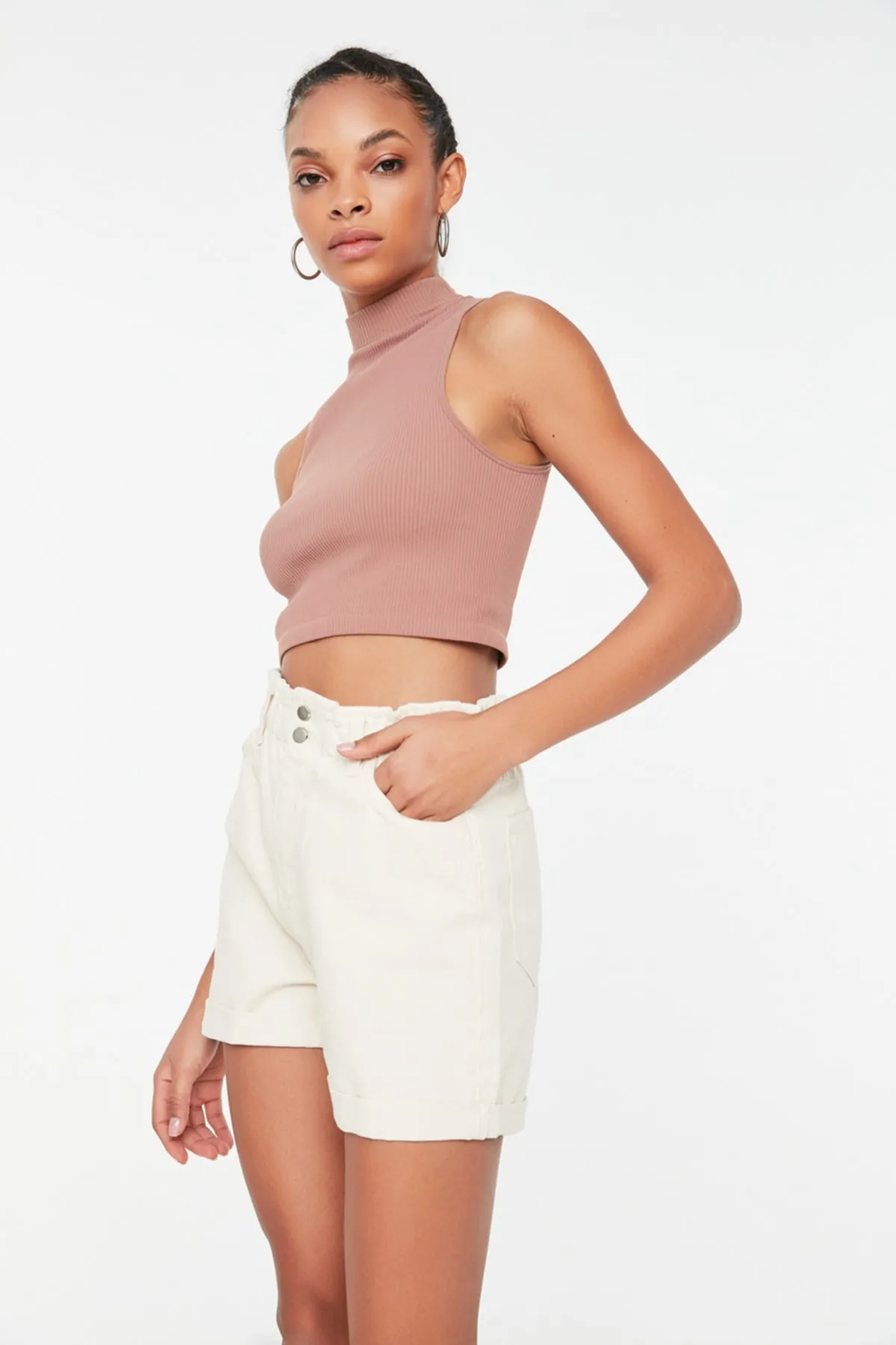 Trendyol Collection  Ecrufarbene Jeansshorts mit elastischer Taille TWOSS20SR0186