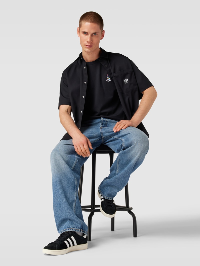 T-Shirt aus reiner Baumwolle mit Motiv-Stitching in schwarz