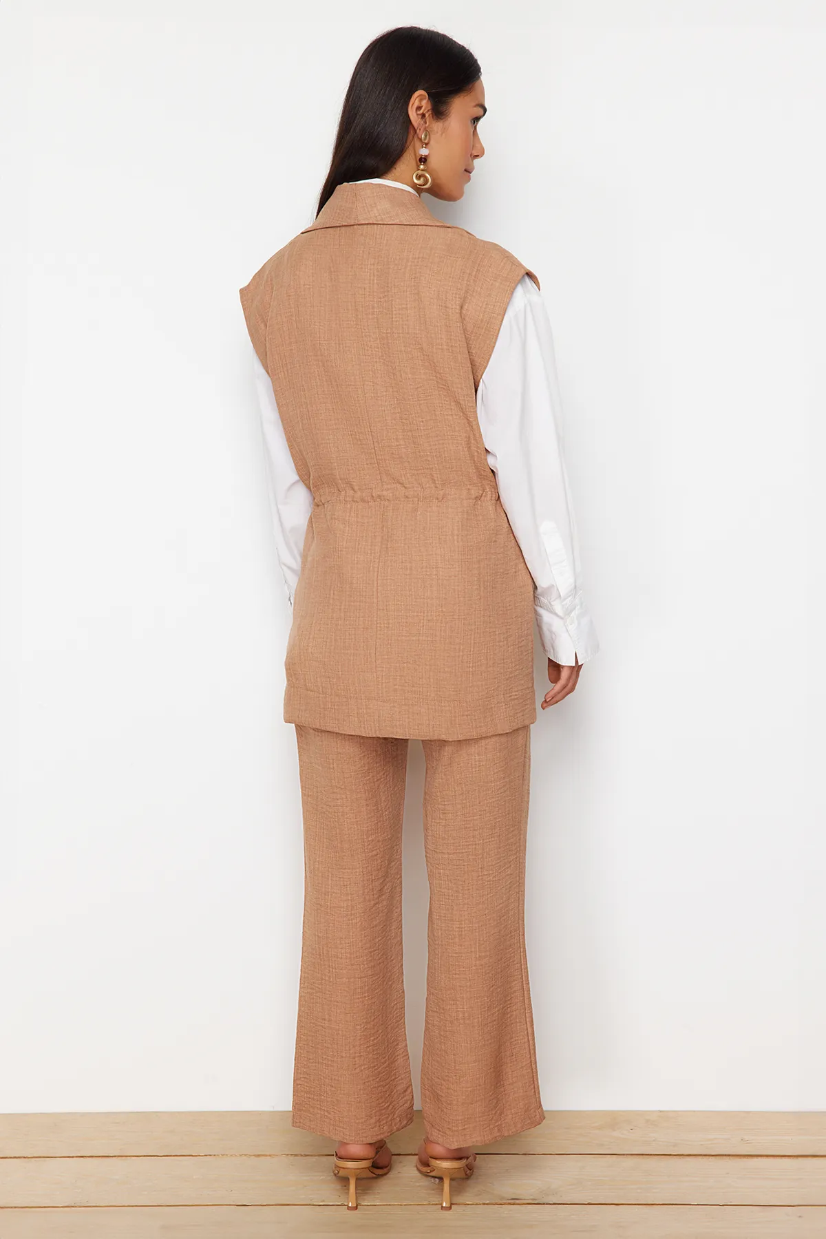Trendyol Modest  Brauner, innen gebundener Kimono-Hosen-Gewebeanzug in Leinenoptik TCTSS23US00061