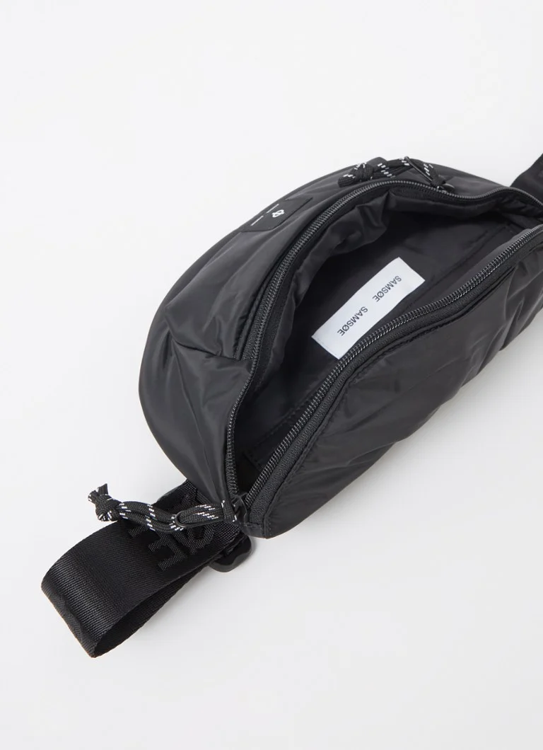Sac banane Luis de SAMSØE SAMSØE, orné du logo et doté d'une bandoulière ajustable.