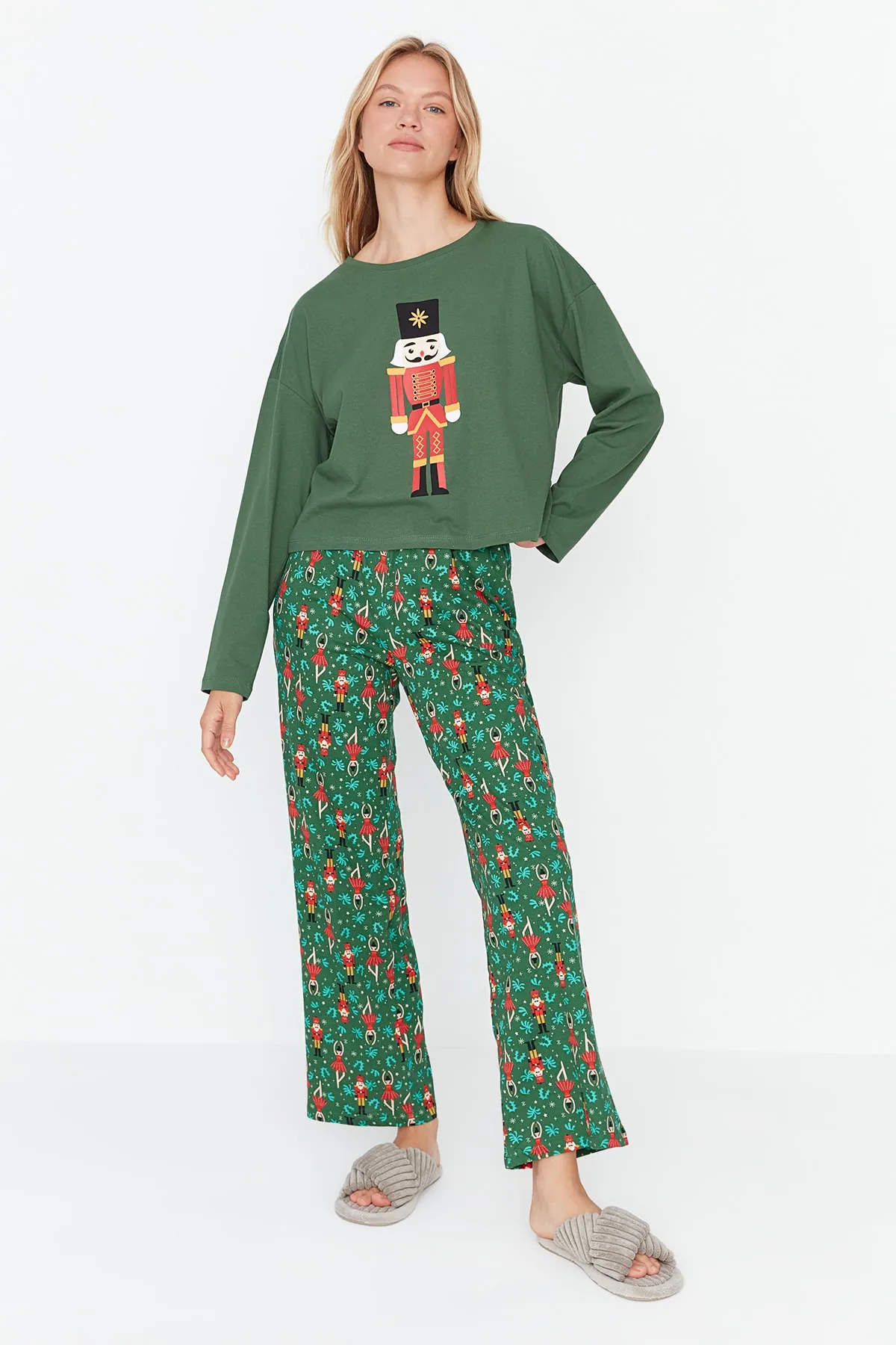 Trendyol Collection  Grünes Strick-Pyjama-Set aus 100 % Baumwolle mit Weihnachtsmotiv THMAW23PT00318