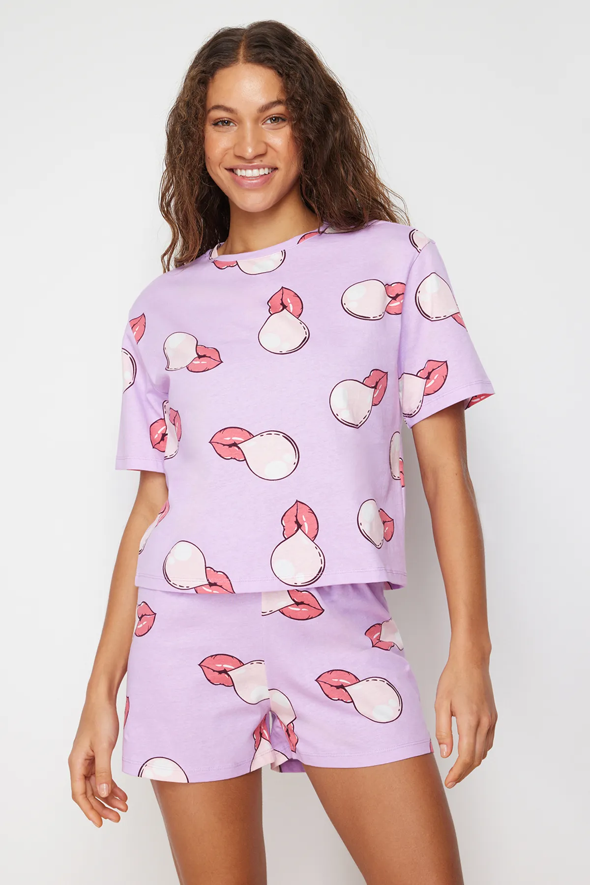 Trendyol Collection  Fliederfarbenes Strickpyjama-Set aus 100 % Baumwolle mit Lippenmuster THMSS24PT00040