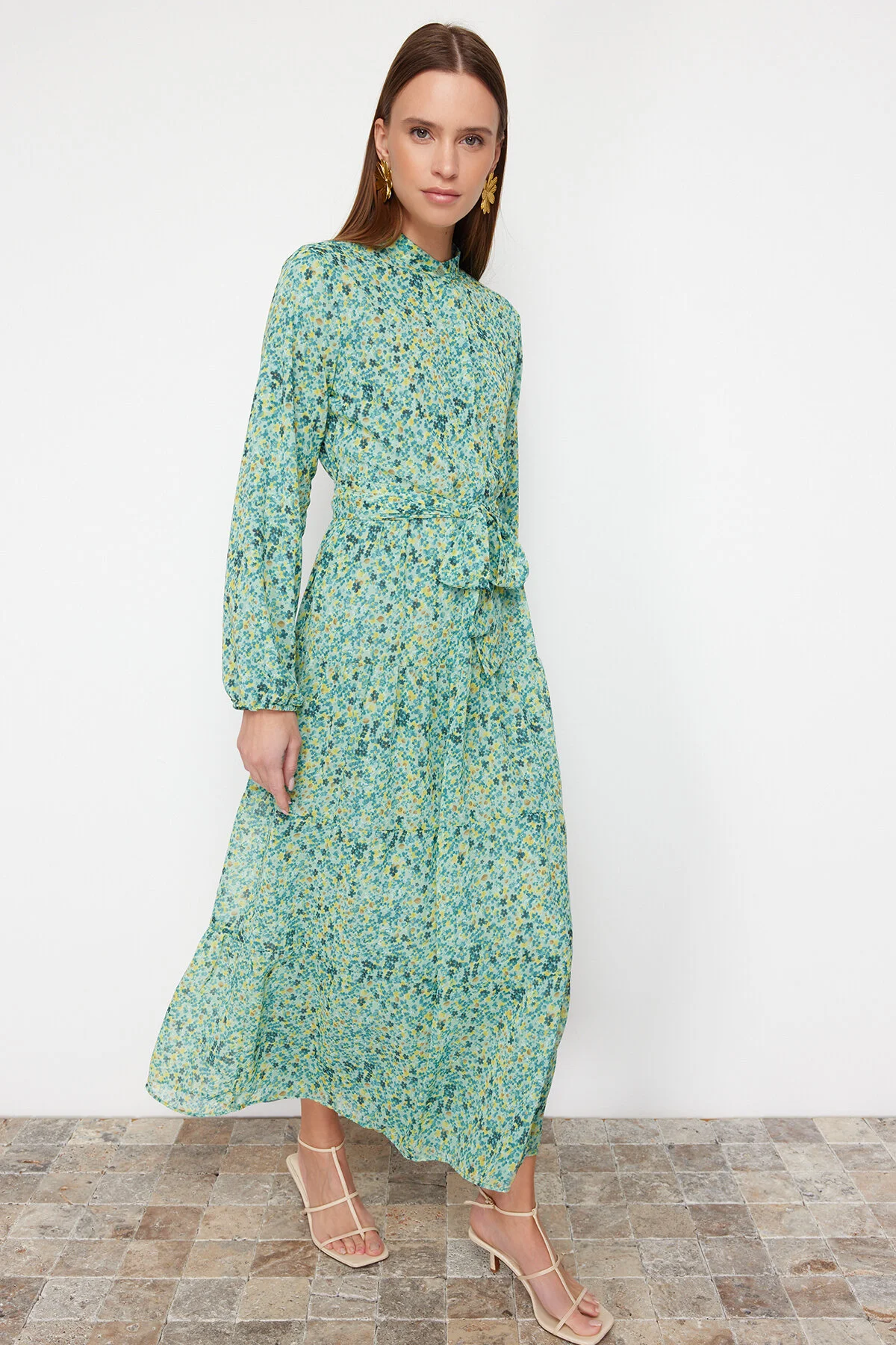 Trendyol Modest  Smaragdgrünes gemustertes, gefüttertes Chiffon-Kleid mit Gürtel, Stehkragen und Futter TCTSS21EL3346
