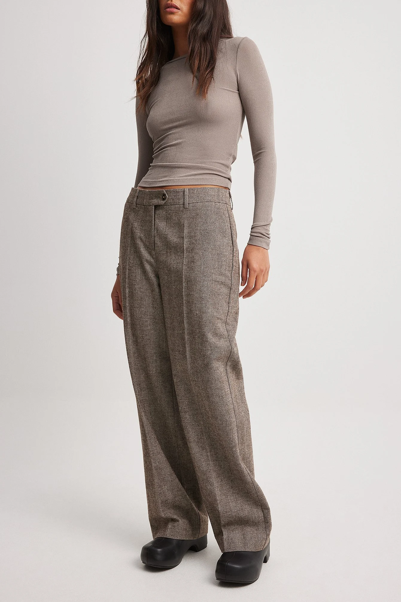 Hose mit niedriger Taille und Fischgrätenmuster