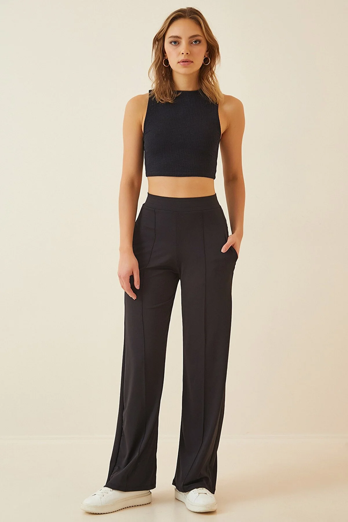 Happiness İstanbul  Schwarze, dehnbare Jogginghose mit hoher Taille für Damen BF00030