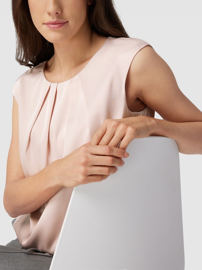 Bluse mit gelegten Falten in rosé
