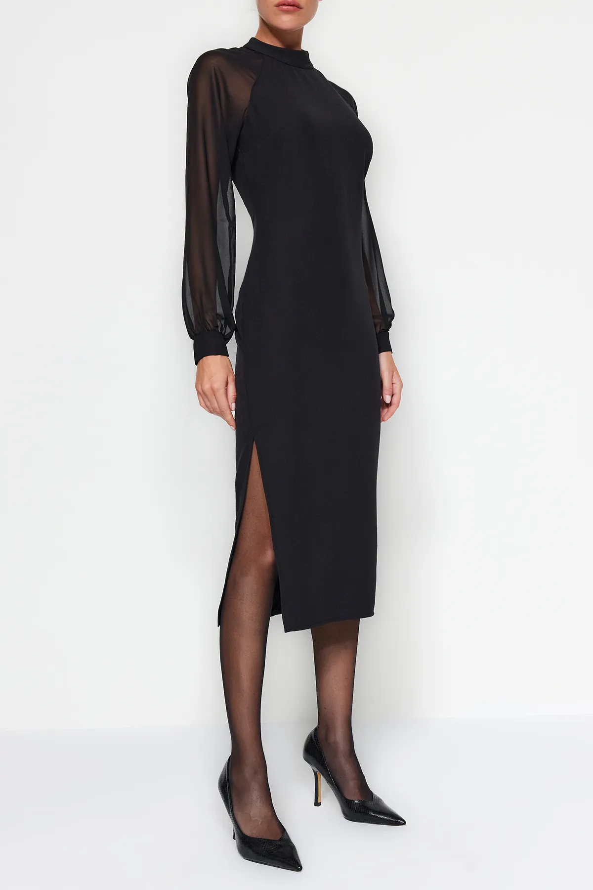 Trendyol Collection  Schwarzes Midi-Webkleid mit hohem Kragen und detaillierten Ärmeln TWOAW24EL00461