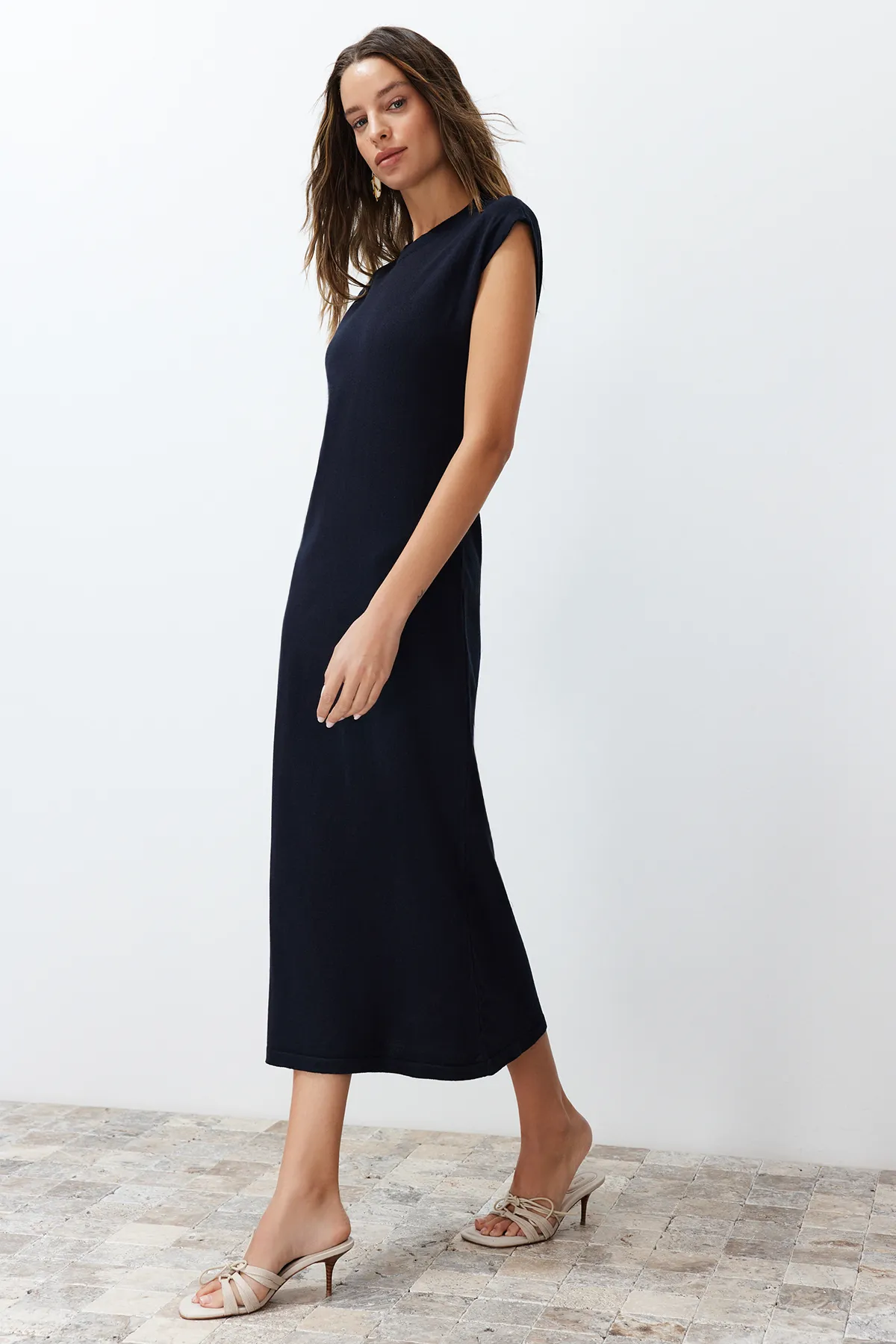 Trendyol Collection  Marineblaues Maxi-Strickkleid mit Gürtel und Farbblockmuster TWOSS24EL00301