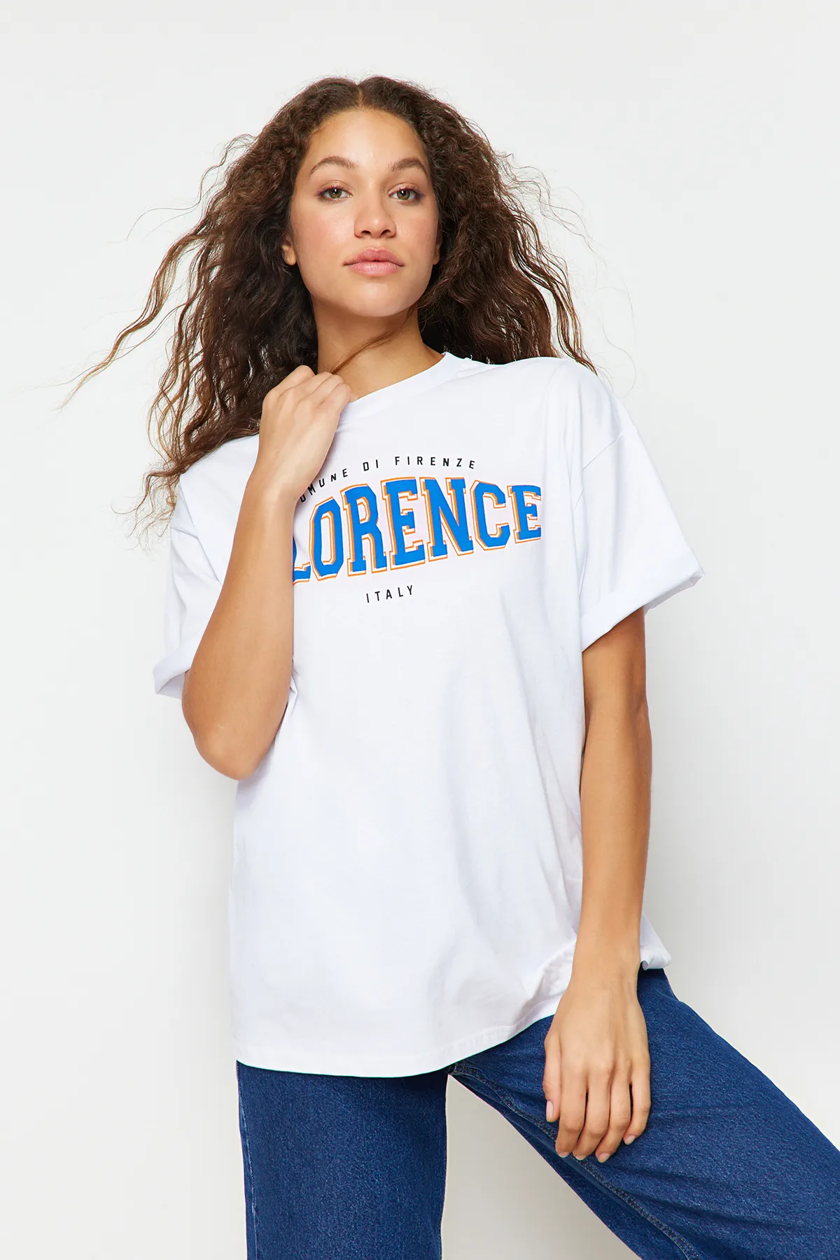 Trendyol Collection  Weißes, bedrucktes Oversize-/Weite-Fit-Strick-T-Shirt aus 100 % Baumwolle mit Rundhalsausschnitt TWOSS22TS0994