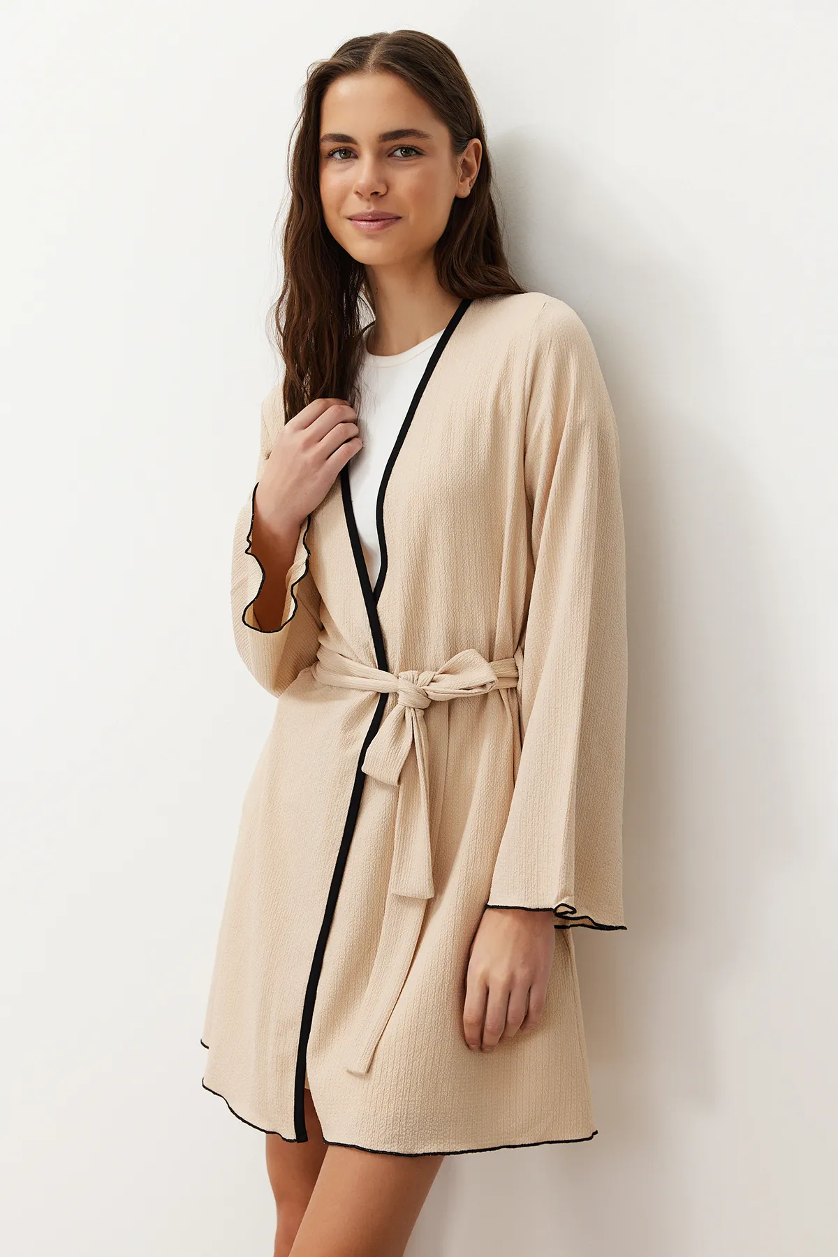 Trendyol Collection  Beigefarbener Baby-Overlock-Strick-Morgenmantel mit Gürtel THMSS24SB00012