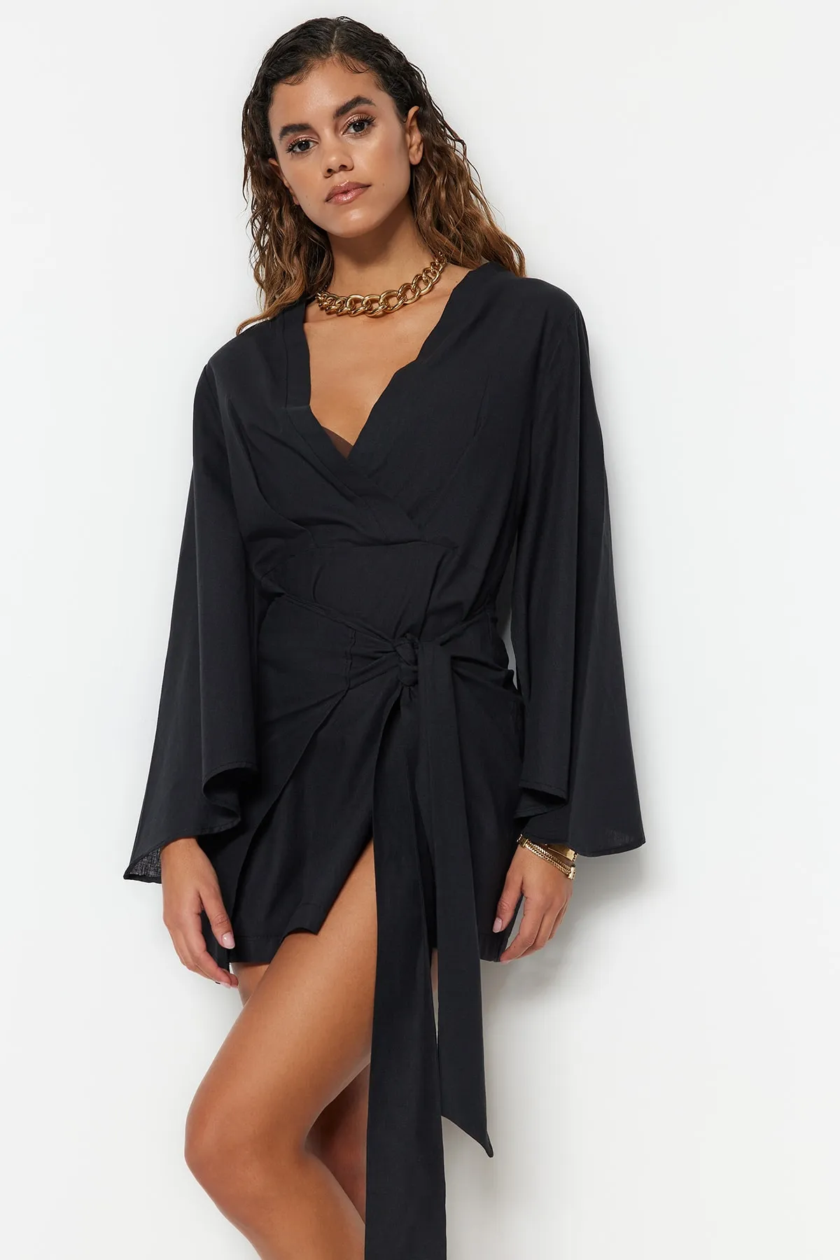Trendyol Collection  Schwarzes, gewebtes, gebundenes Mini-Strandkleid aus 100 % Baumwolle TBESS21EL3208