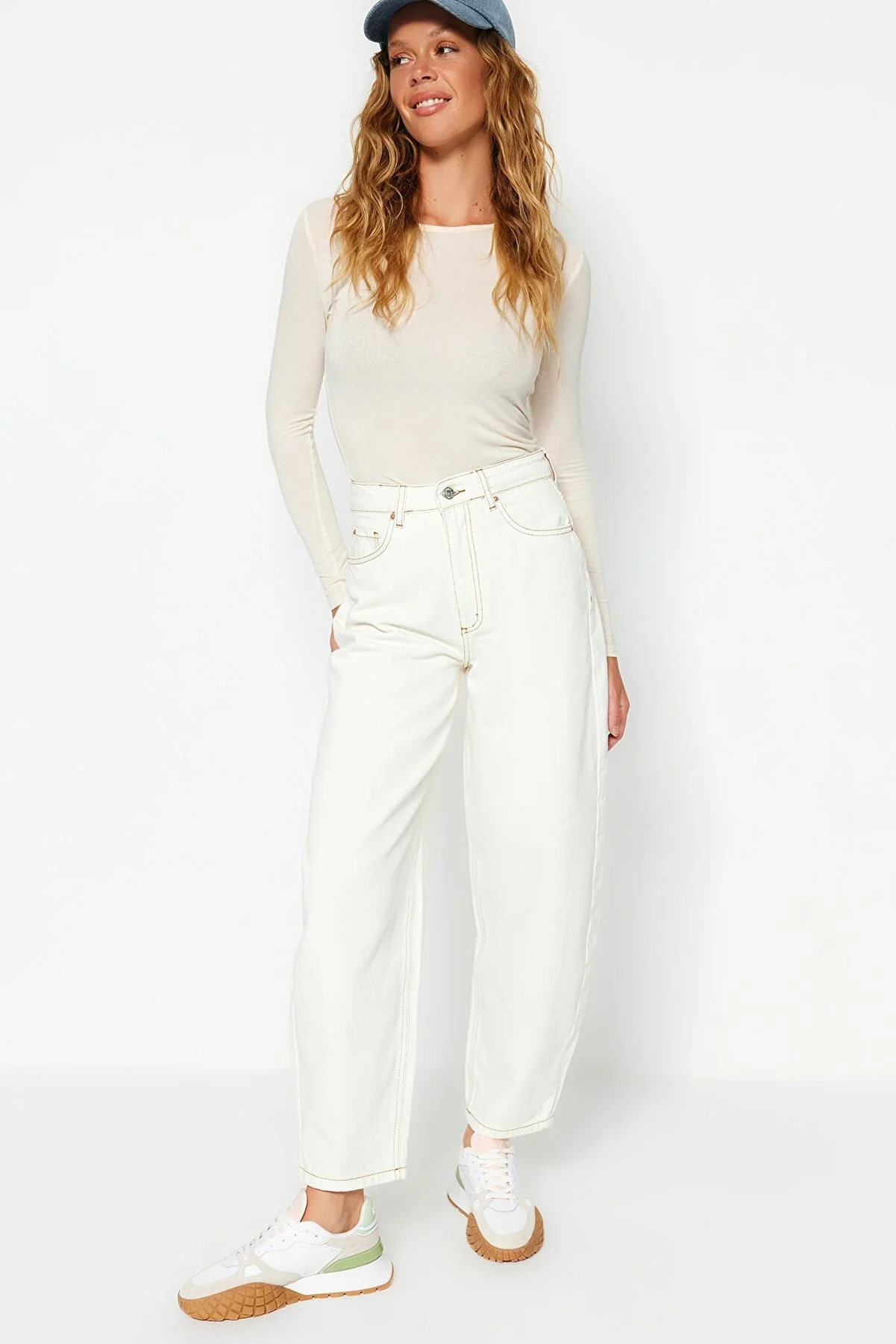Trendyol Collection  Weiße Barrel-Jeans mit hoher Taille TWOSS23JE00295