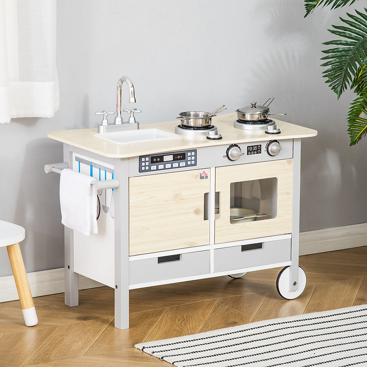 Kinderküche mit Rädern und Griff