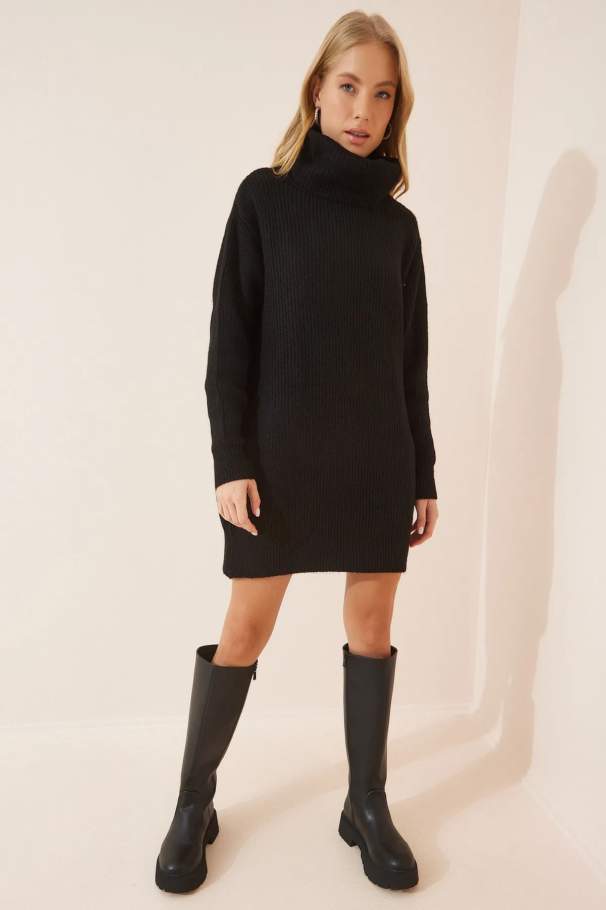 Happiness İstanbul  Schwarzes Rollkragen-Mini-Strickkleid für Damen ER00038