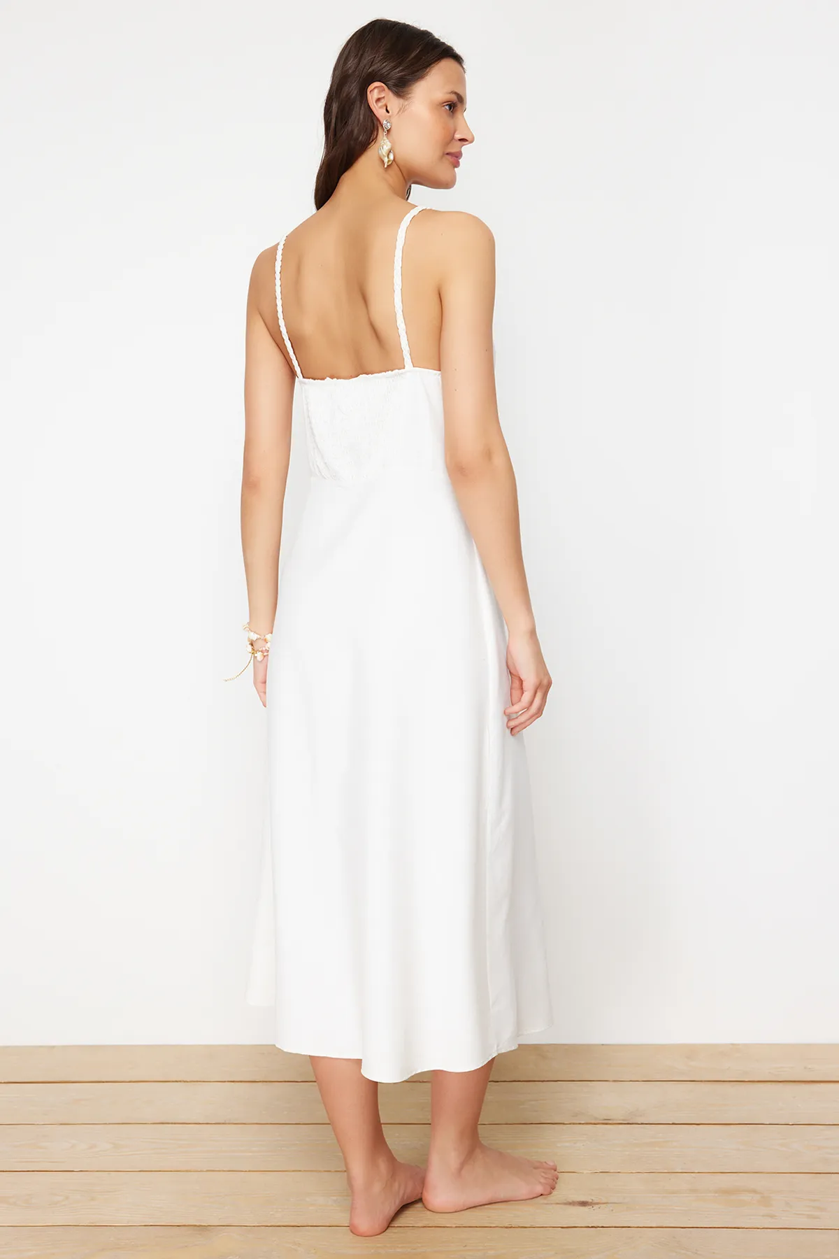 Trendyol Collection  Ecrufarbenes gewebtes Midi-Strandkleid TBESS24EL00153