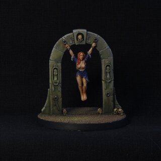 Woman hanged in arc (28 mm)