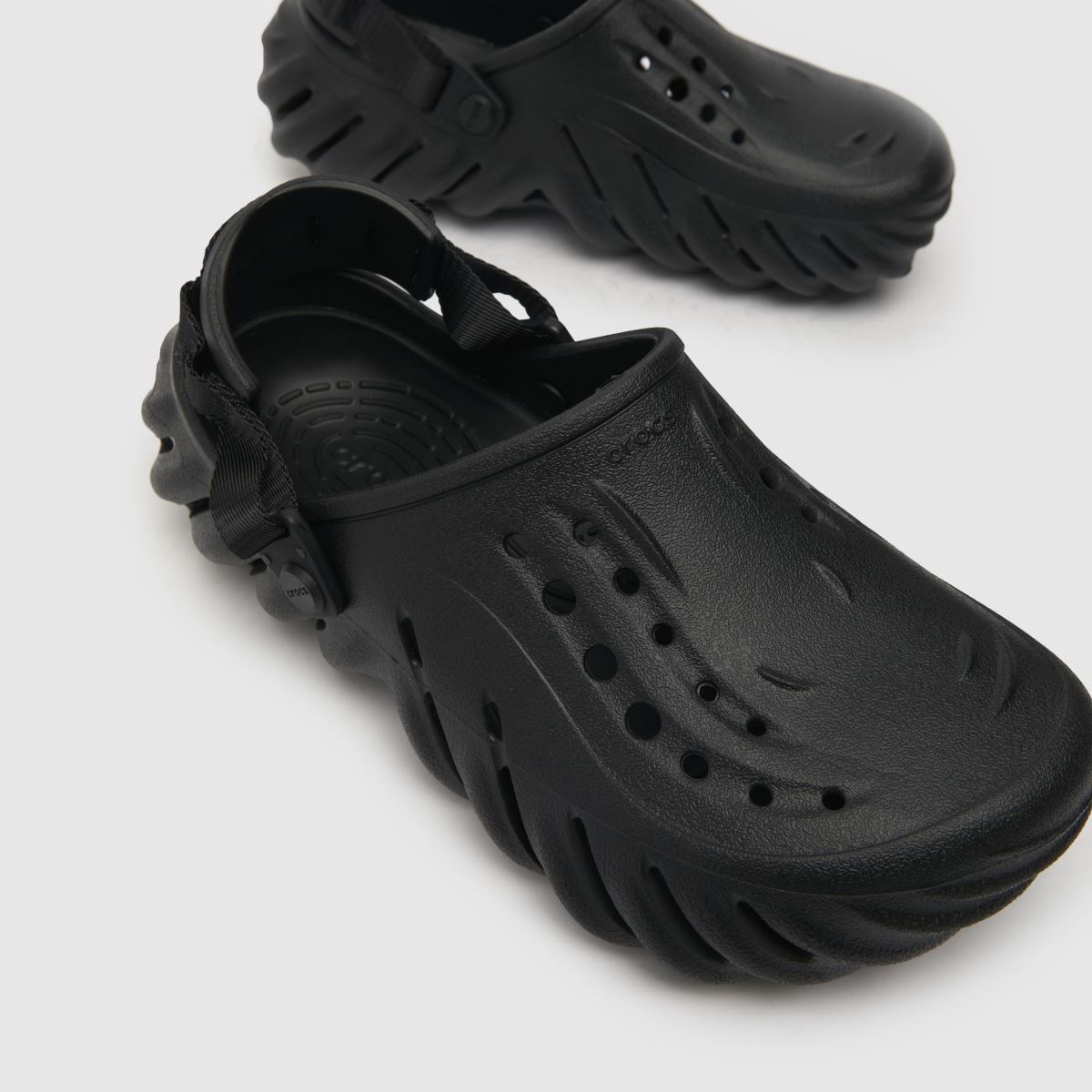 Crocs sandali Echo Clog v črni barvi