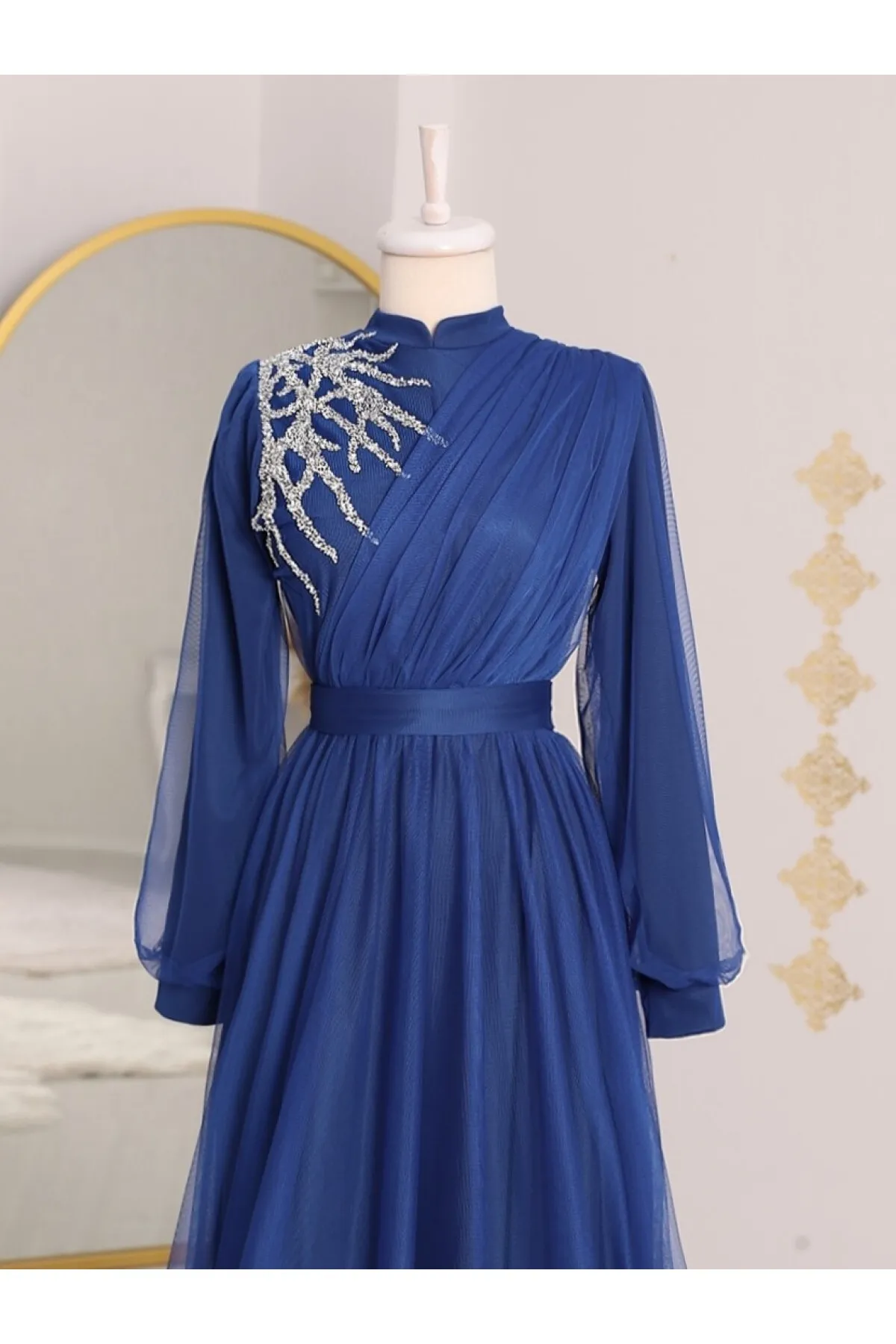Modamorfo  Drapiertes Tüll-Abendkleid mit Gürtel und Steindetail auf der Vorderseite
