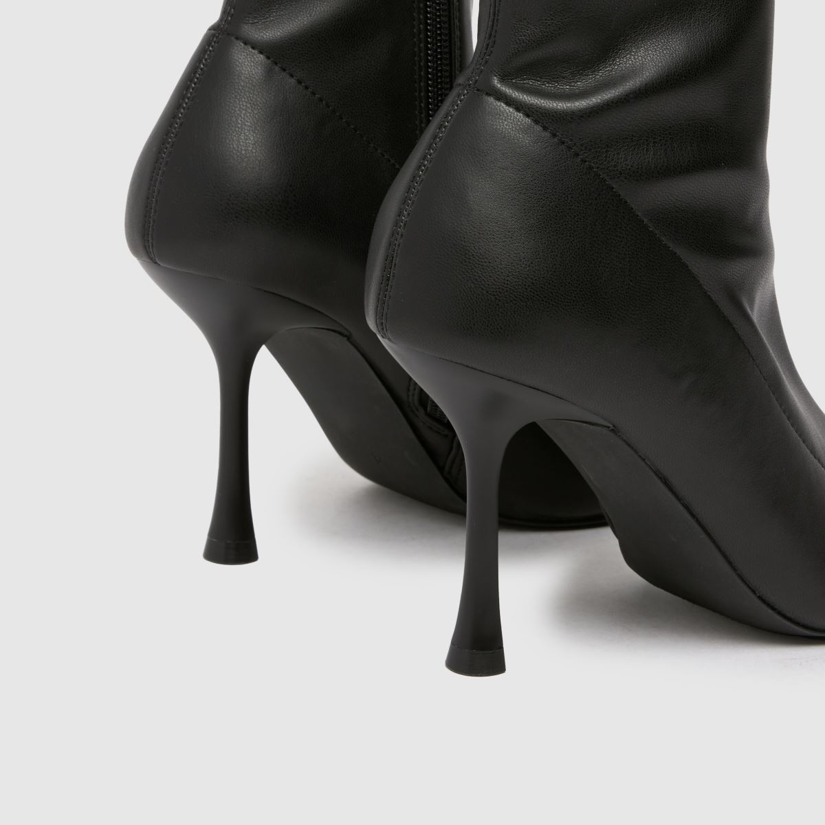 Gležnarji Schuh Babette z raztegljivimi koničastimi robovi v črni barvi