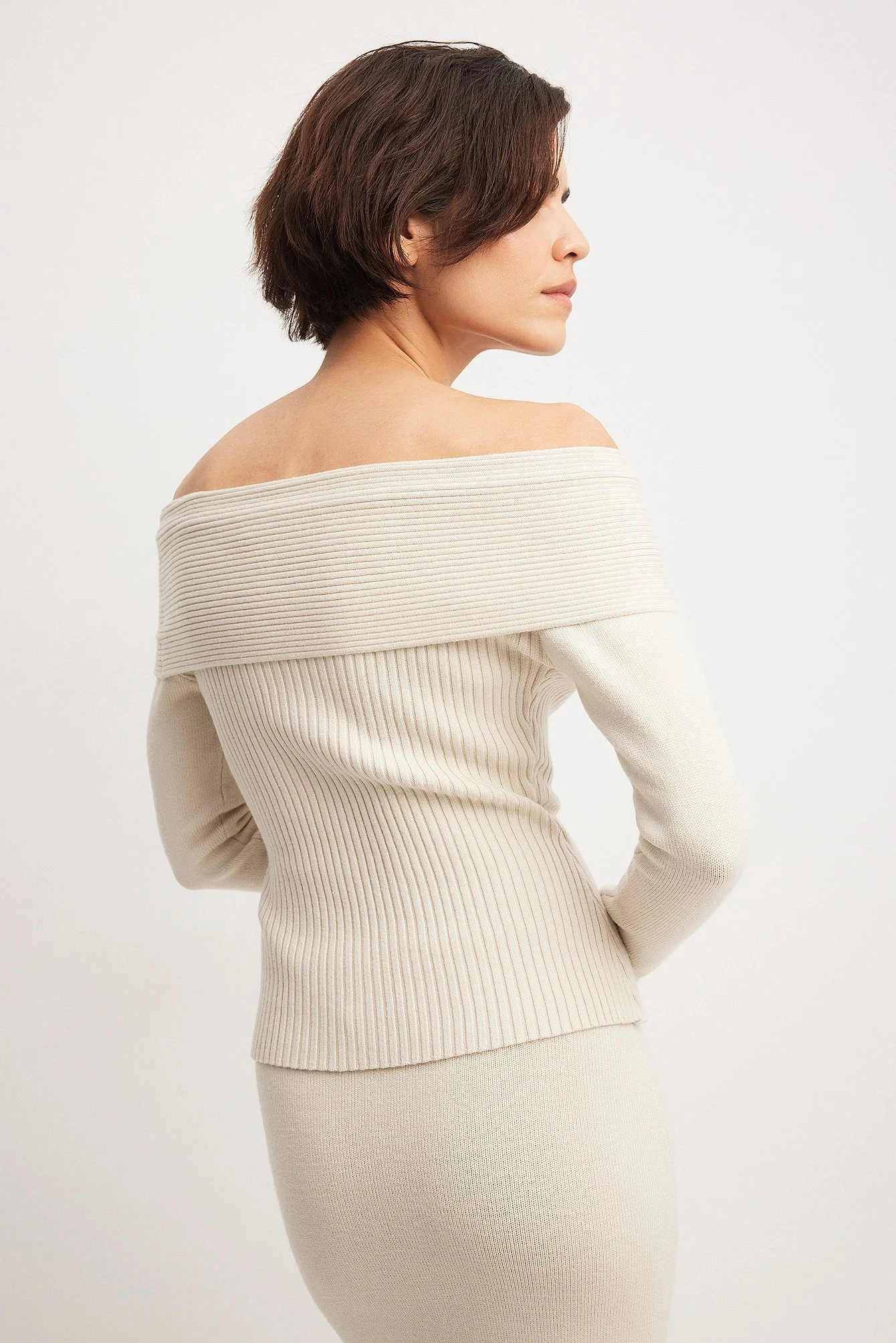 Gerippter, schulterfreier Pullover mit Twist-Effekt