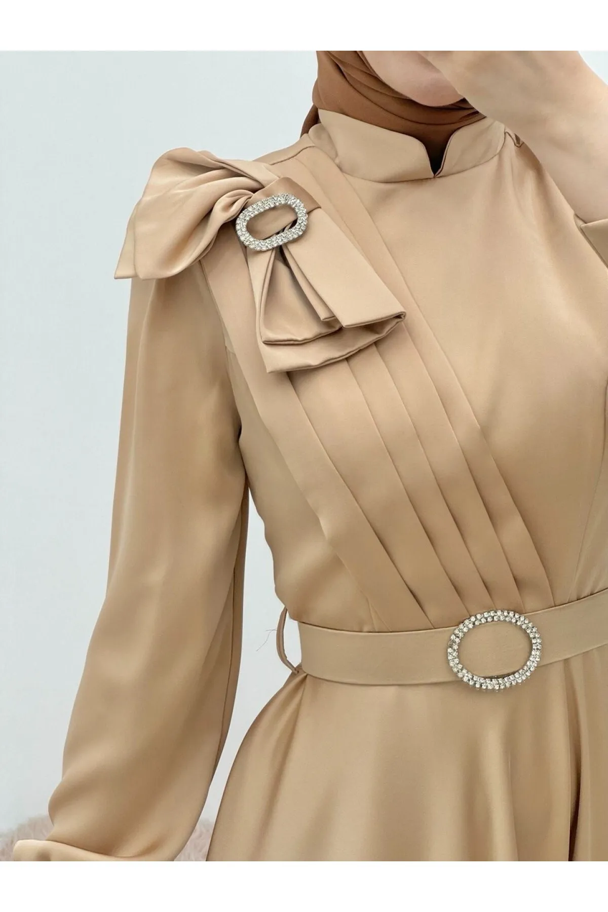 Modamorfo  Satin-Abendkleid mit Brosche, Schleife und Steingürtel