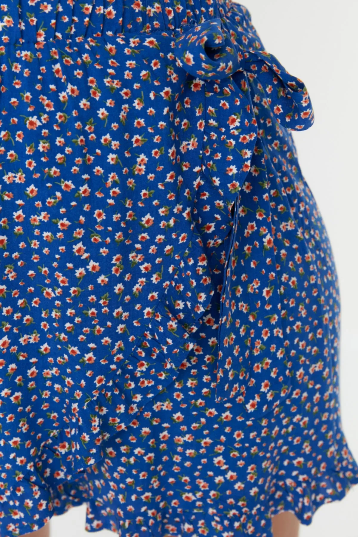 Trendyol Curve  Blauer, gewebter, gebundener Shortsrock mit Blumenmuster TBBSS22SR0164