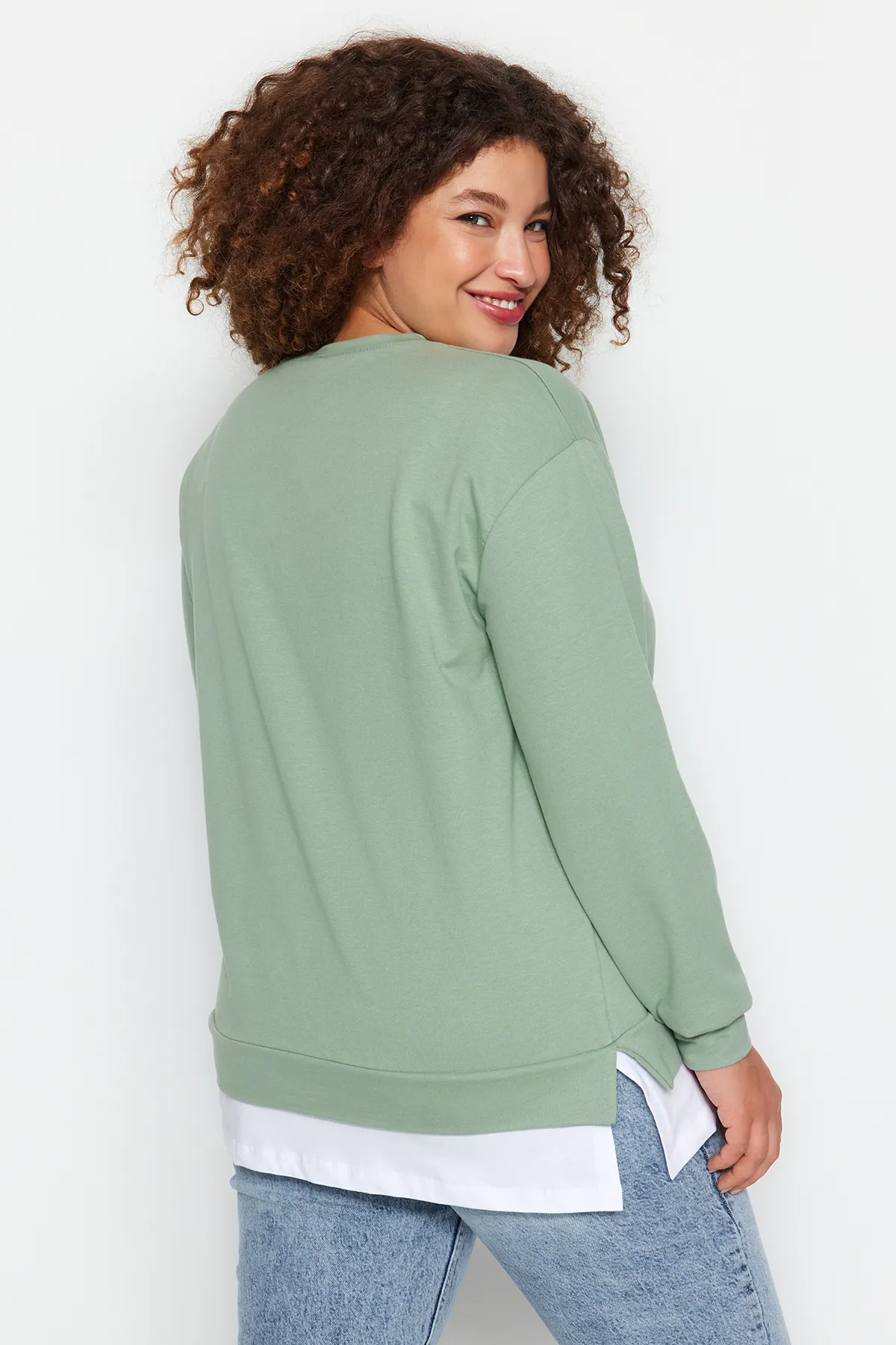 Trendyol Curve  Grünes Entfernen des unteren T-Shirt-Looks, dünnes gestricktes Sweatshirt TBBAW23AO00024