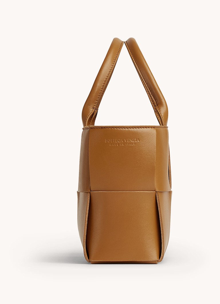 Bolsa Bottega Veneta Mini Arco Tote em pele de cordeiro.