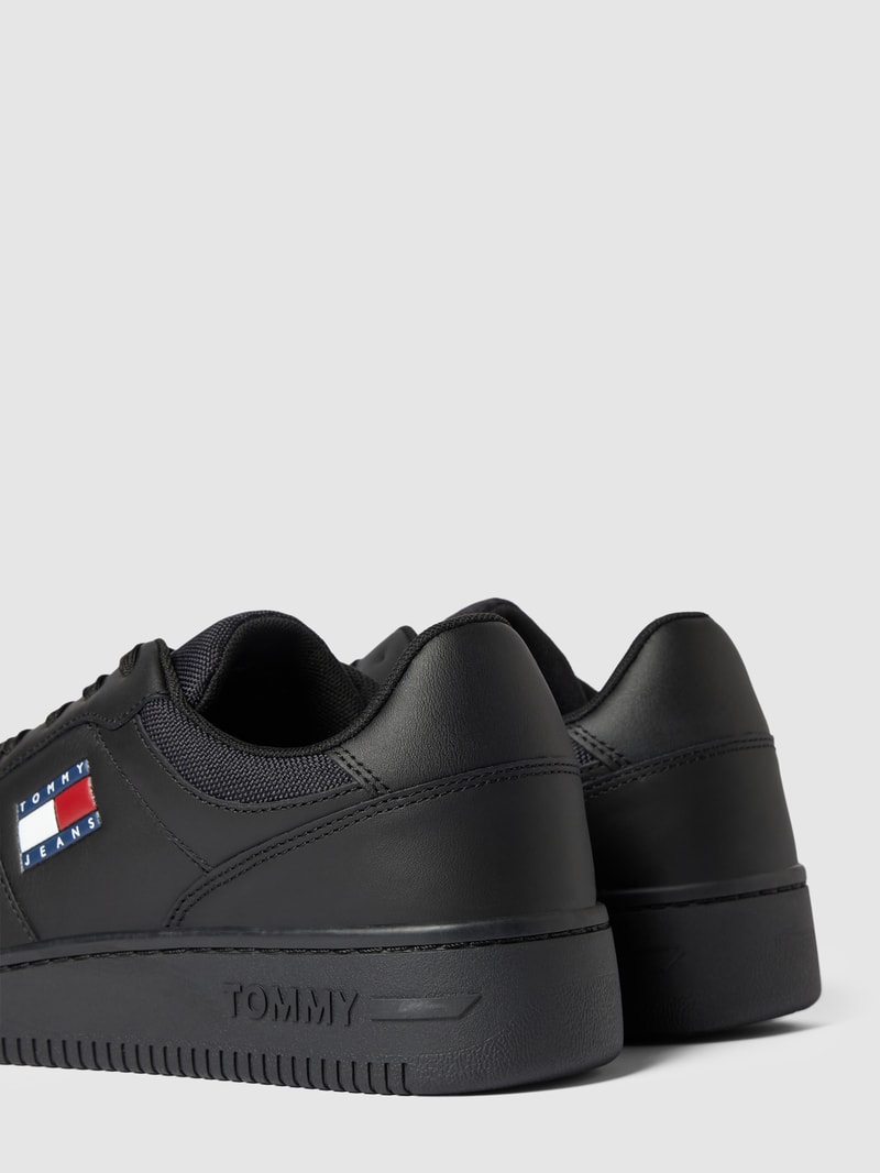 Sneaker mit Label-Detail in schwarz