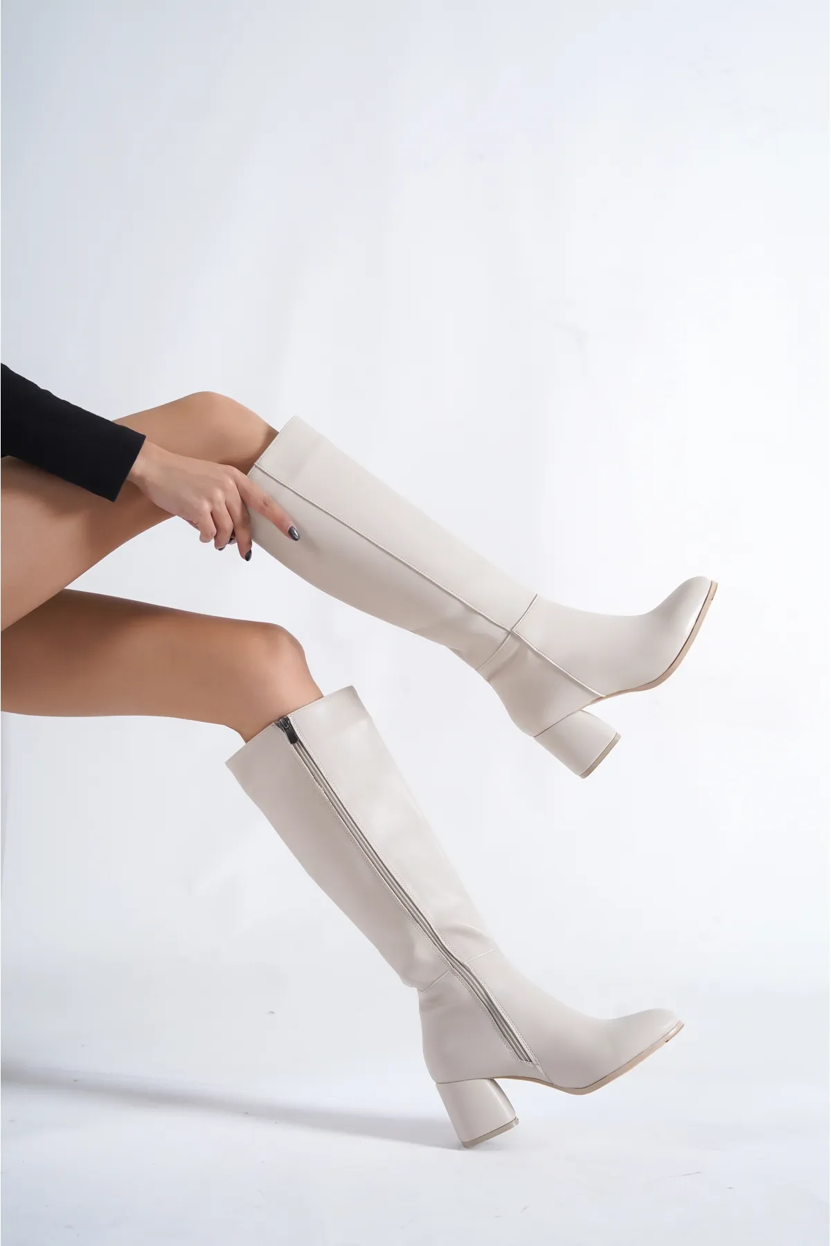 Capone Outfitters  Damenstiefel mit ovaler Spitze und seitlichem Reißverschluss und Absatz