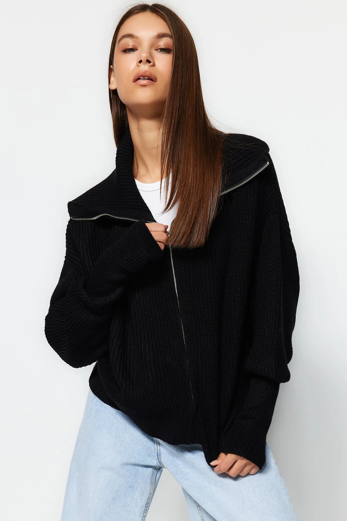 Trendyol Collection  Schwarzer Strick-Cardigan mit Degaje-Kragen und Reißverschluss TWOAW24HI00072