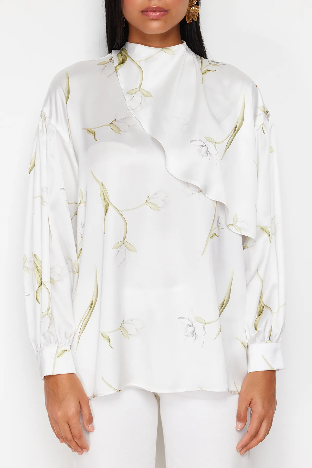 Trendyol Modest  Ecru gewebte Tunika aus Satin mit Blumenmuster TCTSS24UK00019