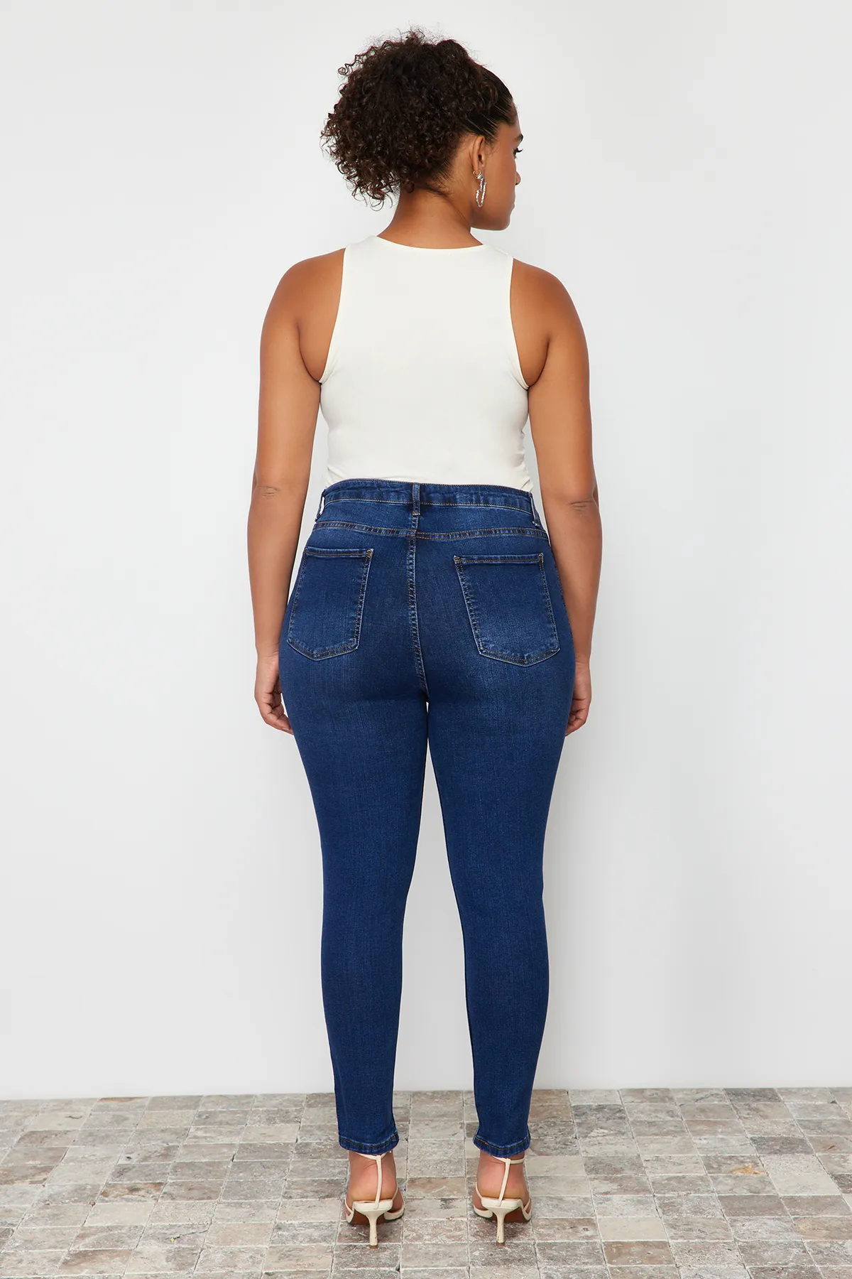 Trendyol Curve  Dunkelblaue, dehnbare Skinny-Jeans mit Nähten und detaillierten Details TBBSS24CJ00022