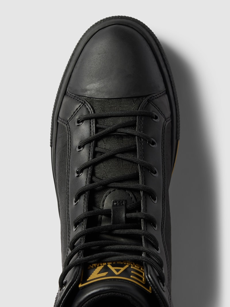 Boots mit Kontrastbesatz in schwarz