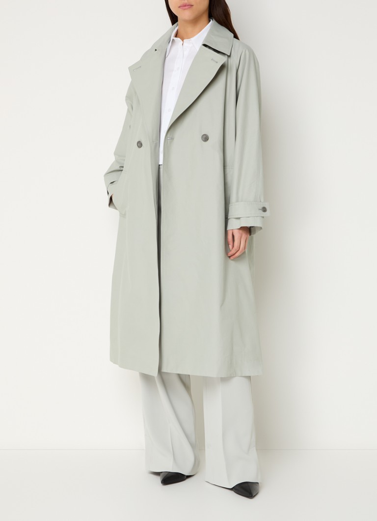 Gabardina cruzada de Calvin Klein con cinturón y bolsillos laterales.