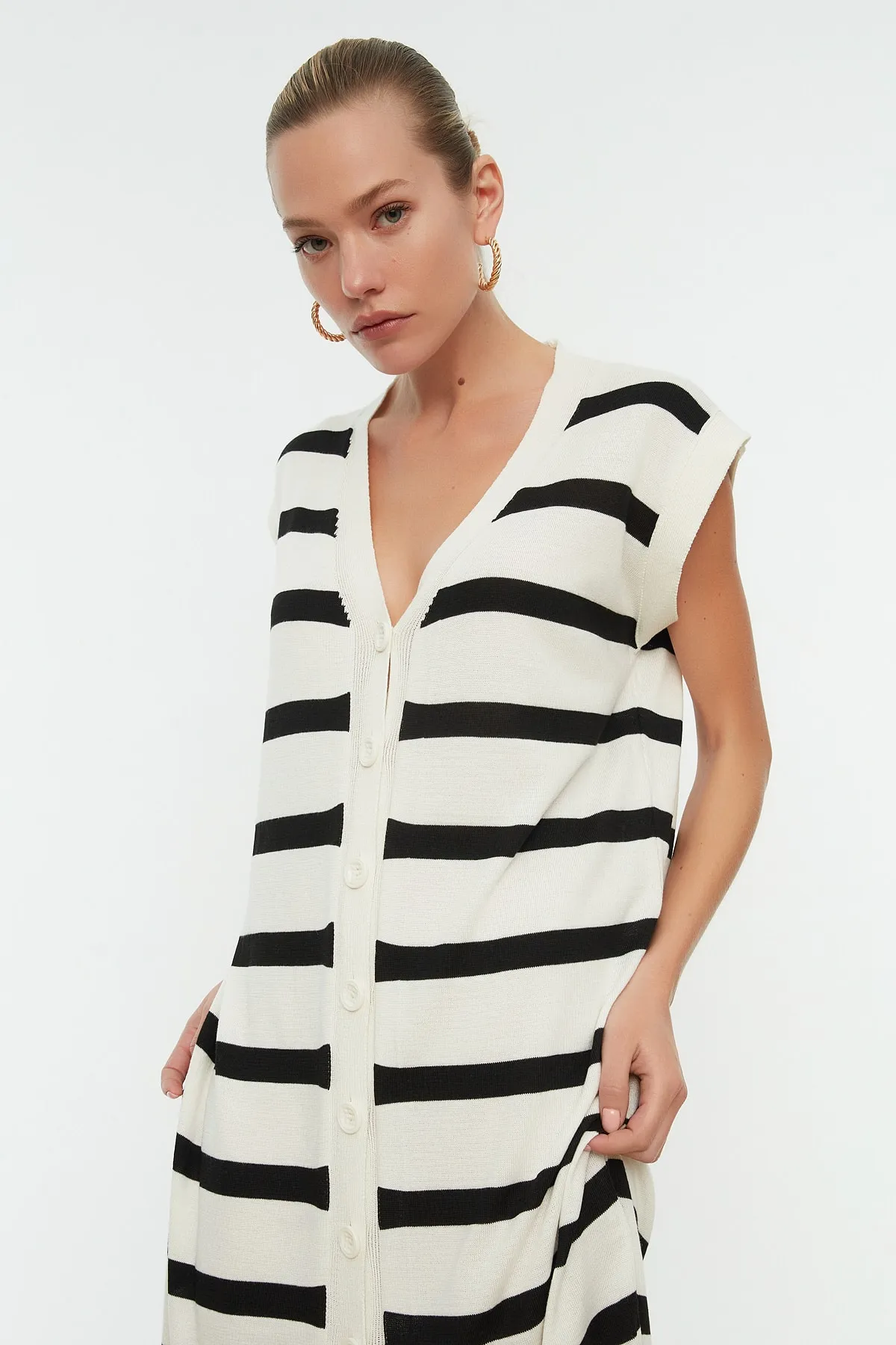 Trendyol Collection  Schwarzes Oversize-Midi-Strickkleid TWOSS22EL1076