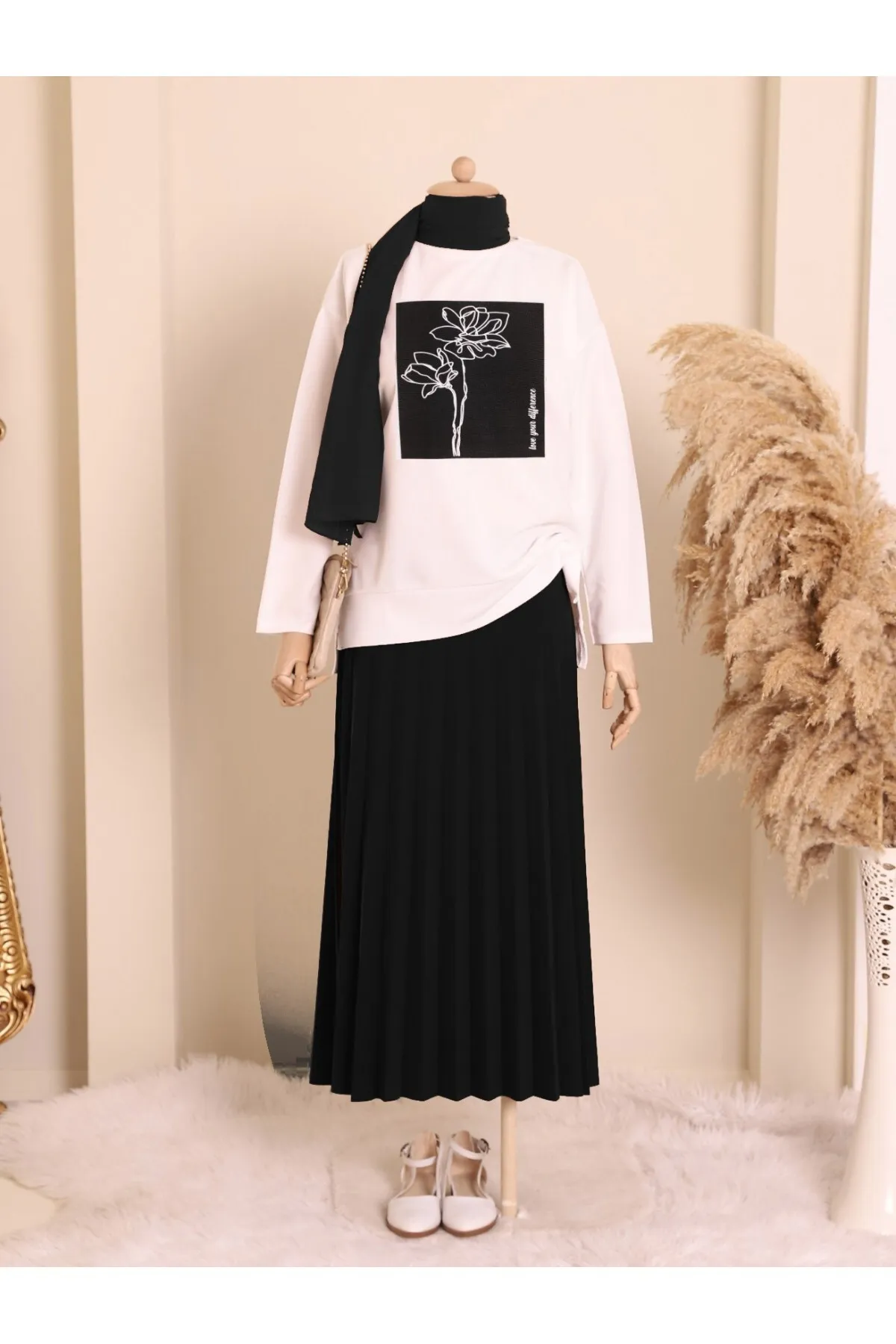 Modamorfo  Anzug mit langem Rock und Flog-Print hinten