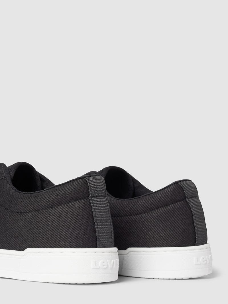Sneaker mit kontrastivem Label-Detail in schwarz